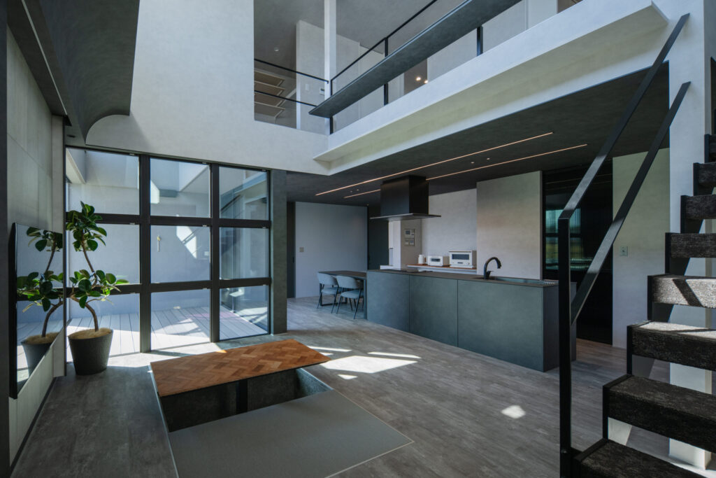 木目が映える外観と可動ルーバーが生む、クールモダンなくらしの住まい