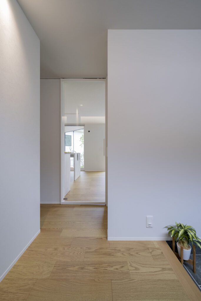 リビングへと視線が抜けるシンプルな廊下空間