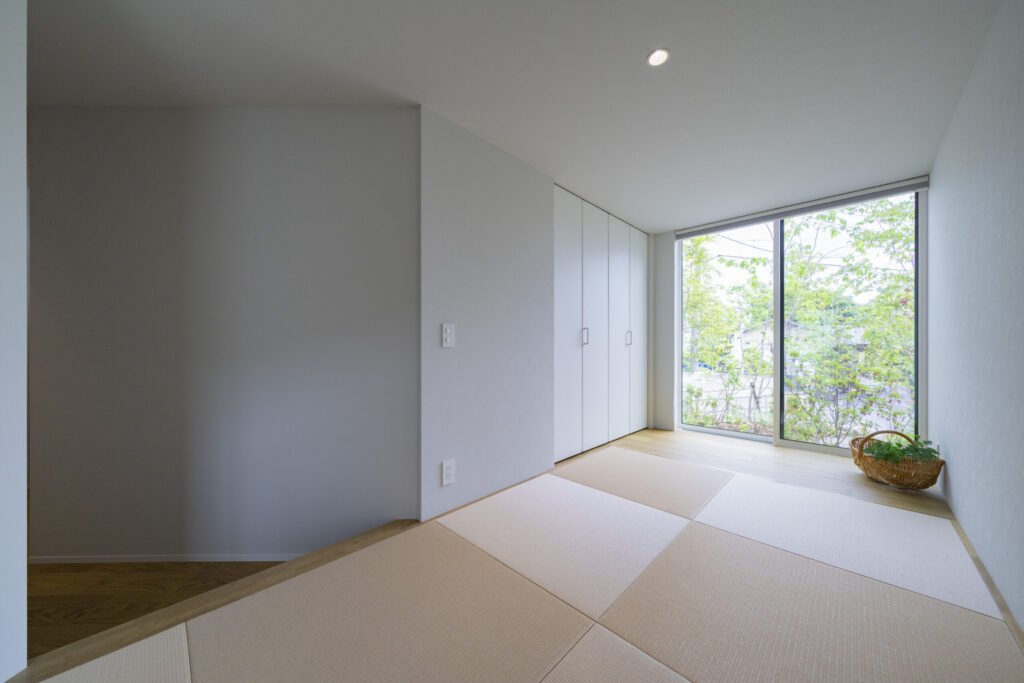 庭に面した明るい畳スペース