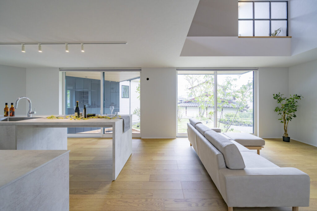 吹抜と大開口がある明るいリビング空間