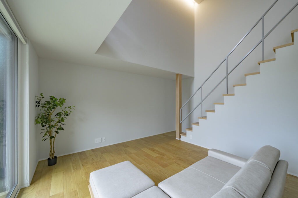 階段と高天井が印象的なリビング
