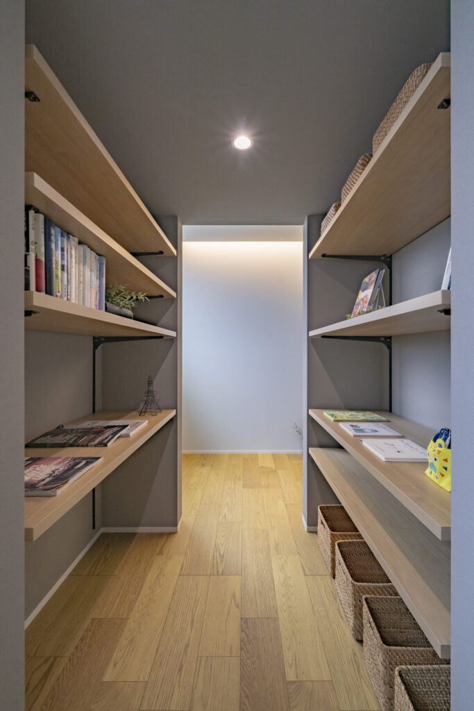 両側に棚を設けた収納スペース