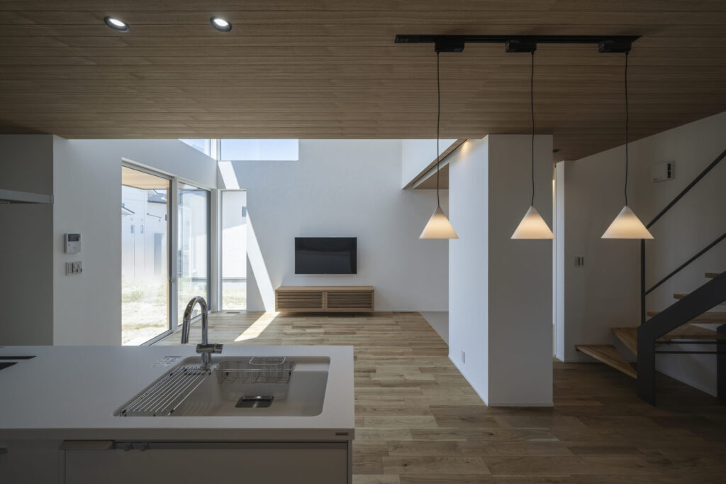 吹き抜けとセカンドリビングが家族をやさしくつなぐ、趣味と開放感の住まい