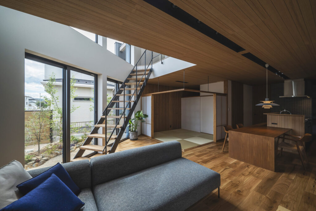 大開口とスケルトン階段が描く、立体的なつながりと抜け感のある住まい