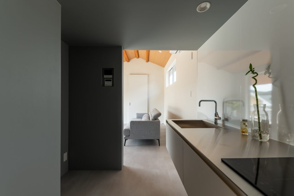 小屋のようなぬくもりと開放感が、敷地全体を包み込む住まい