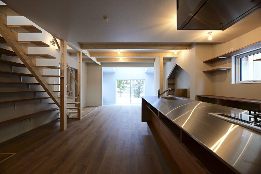 やさしい白と光の移ろいが、洗練と温もりを創り出す住まい