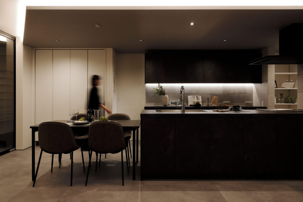 グレーの美しさと光の抜けが調和する、ラグジュアリーな住まい