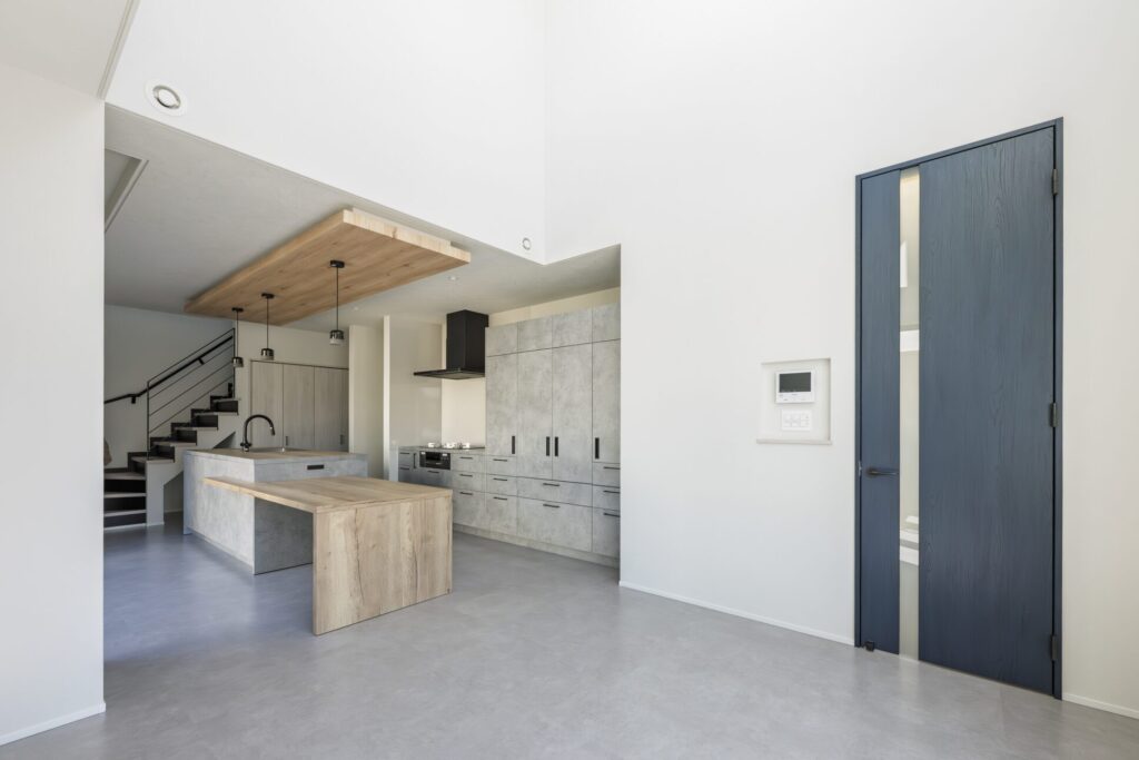 光が表情を描き出す、やさしい白に包まれた洗練の住まい