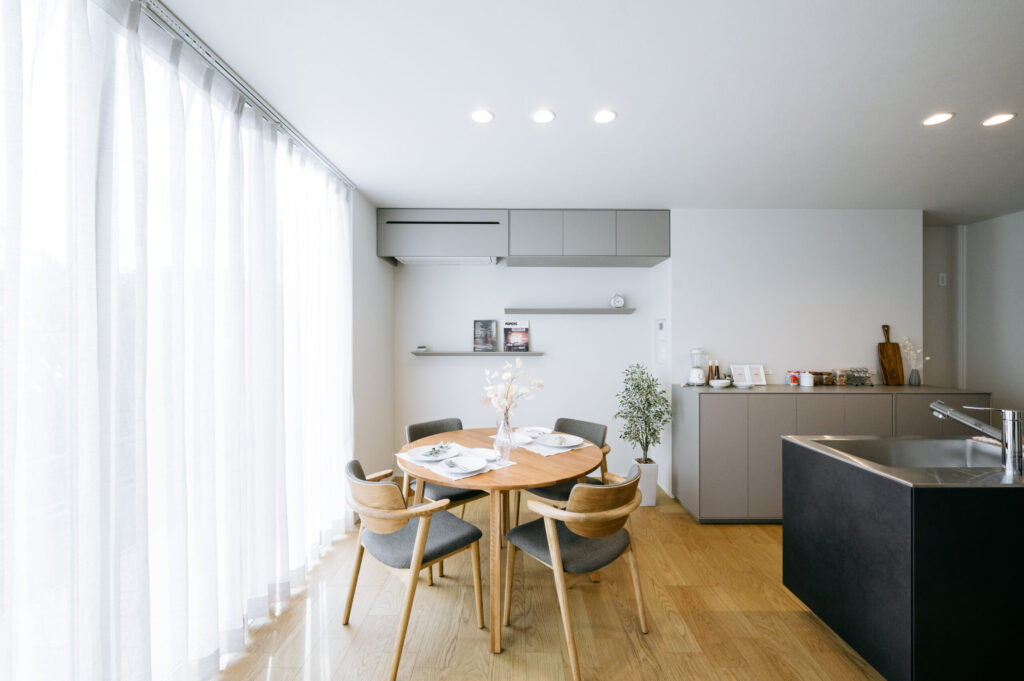 そぎ落とした美しさと外とのつながりが調和する、ミニマルな住まい