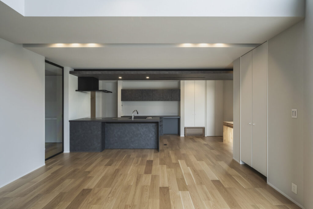 真南へ開いた大開口と吹抜けが、景色と家族をつなぐ住まい