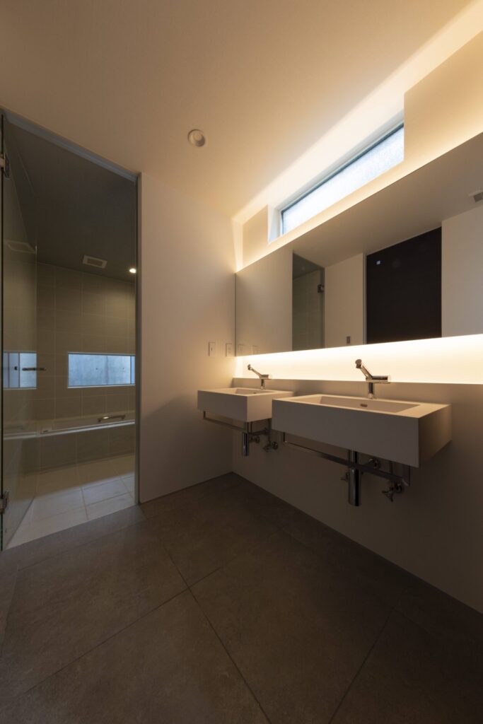 ダブル洗面台のある落ち着いた洗面空間