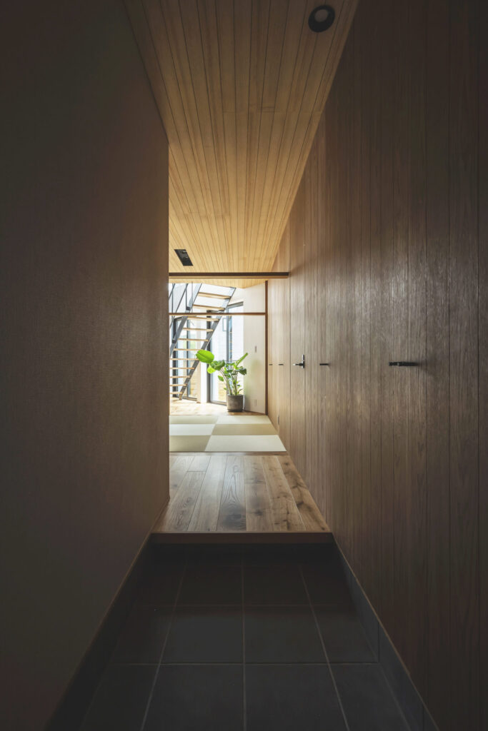 壁面収納のある玄関