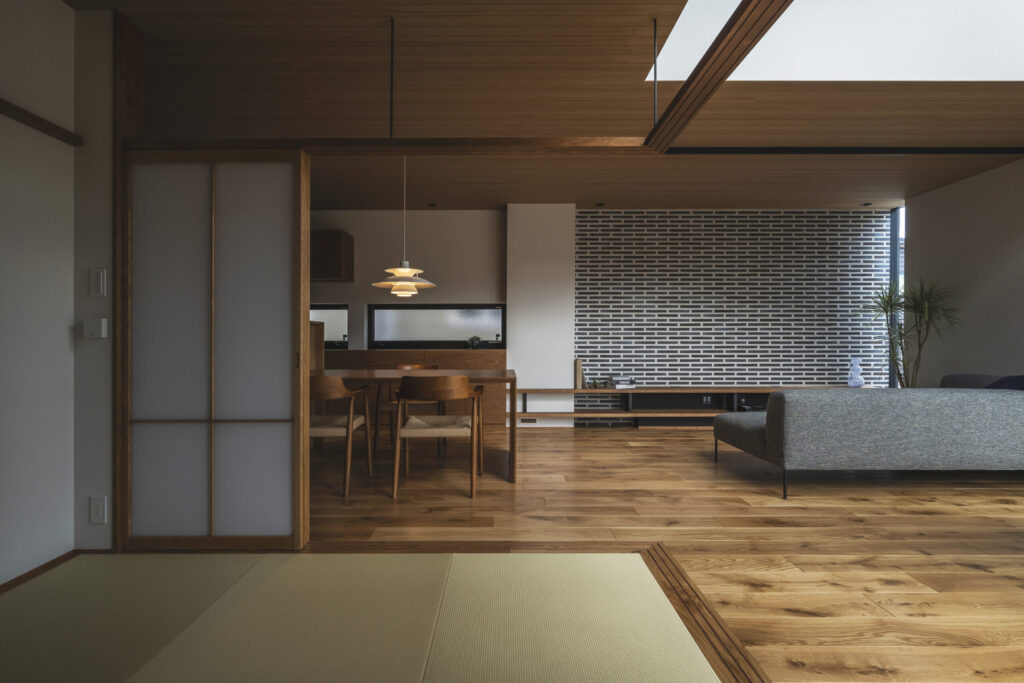 リビングと一体で使える開放的な和室空間