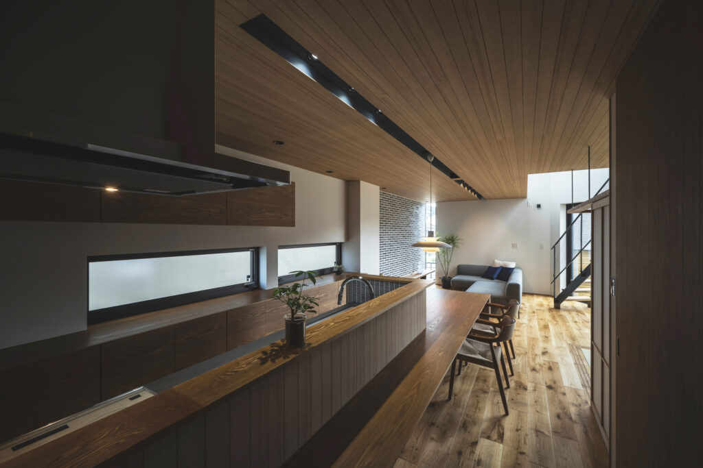 吹き抜けとスケルトン階段が印象的なLDK空間