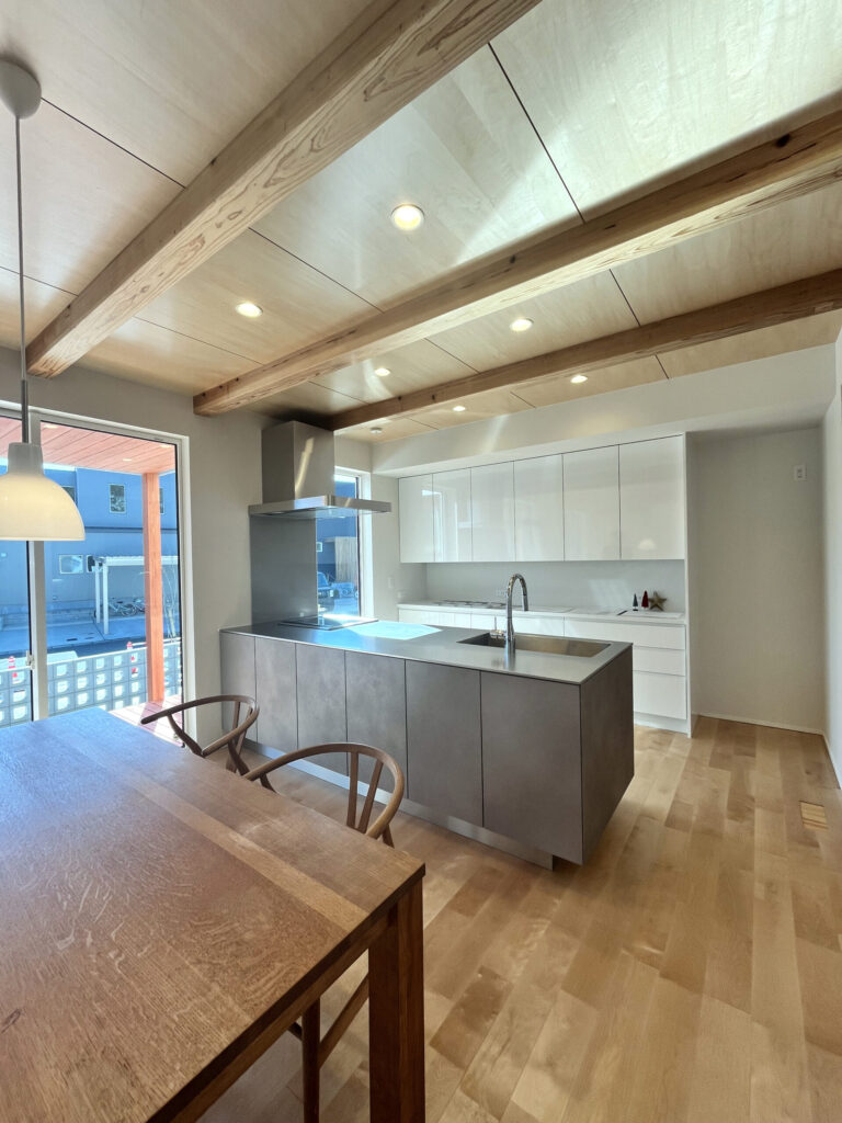 自然光が差し込む木天井のダイニングキッチン