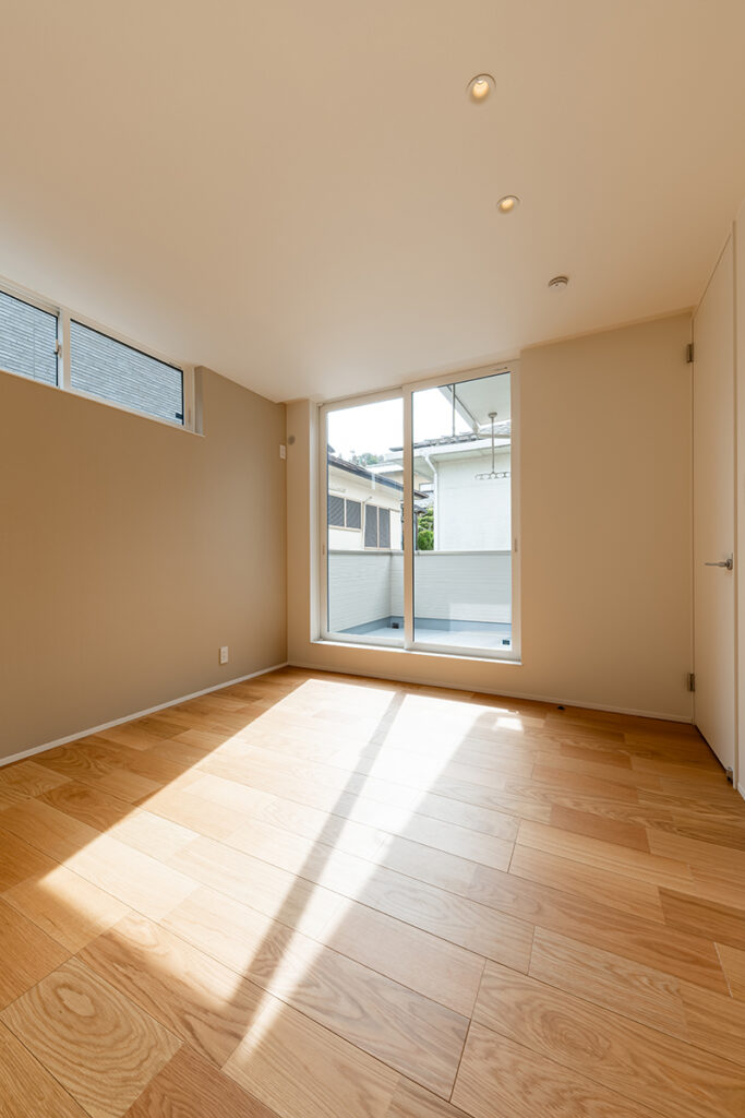 陽光が差し込むナチュラルな洋室