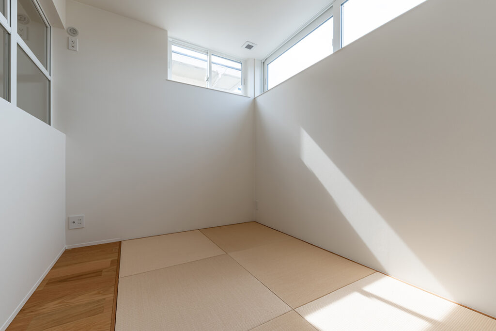 高窓から光が入るコンパクトな和室