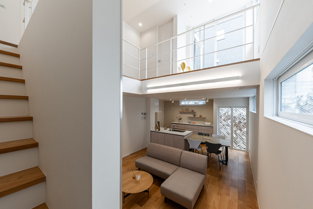 吹き抜けで上下がつながるLDK空間