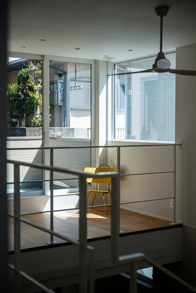 ミニマルなデザインの2階スペース