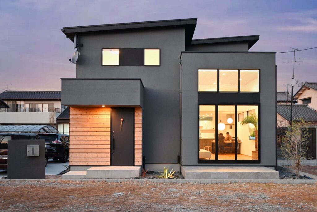 ブラックの差し色が映える整然とした外観