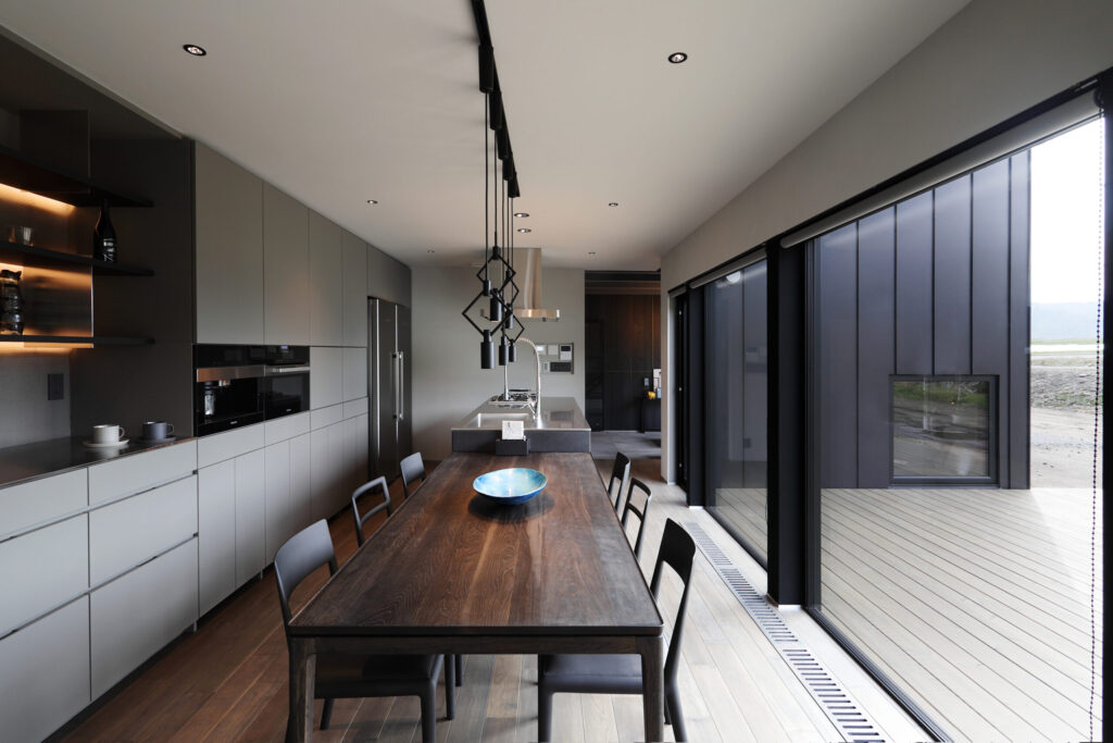 自然光が差し込むダイニング空間