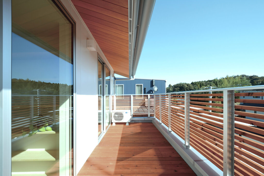 木目の美しいバルコニー