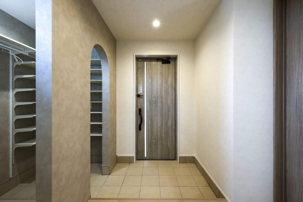 アーチ開口と収納を備えた機能的な玄関ホール