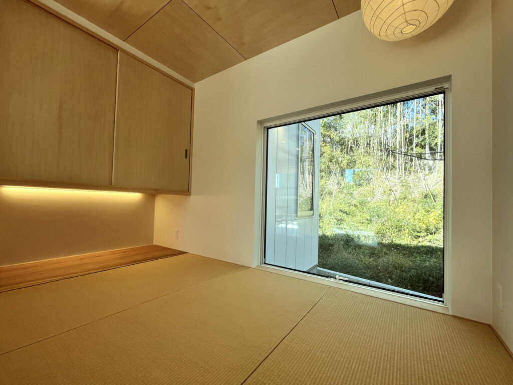 大きな窓から緑が望める明るい和室空間
