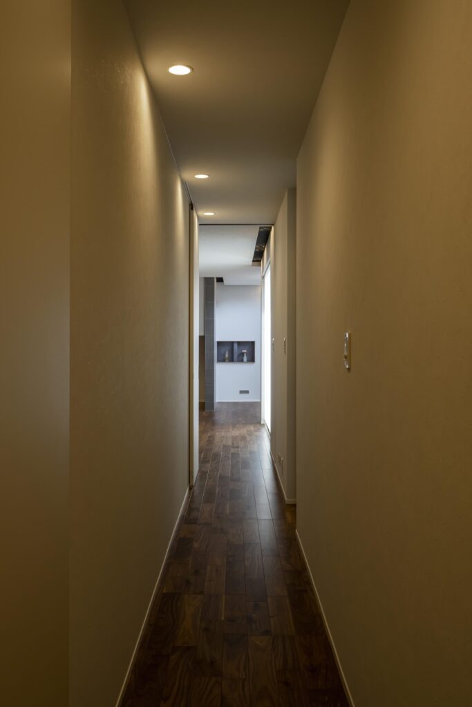 落ち着いたトーンの廊下空間