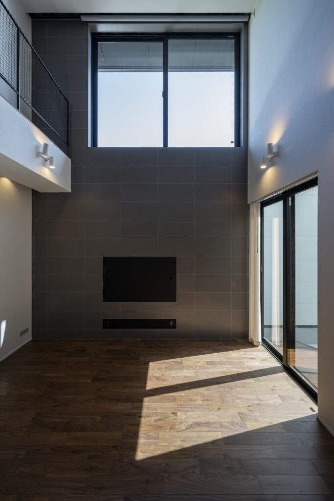 吹抜けと大開口が広がる立体的なリビング空間