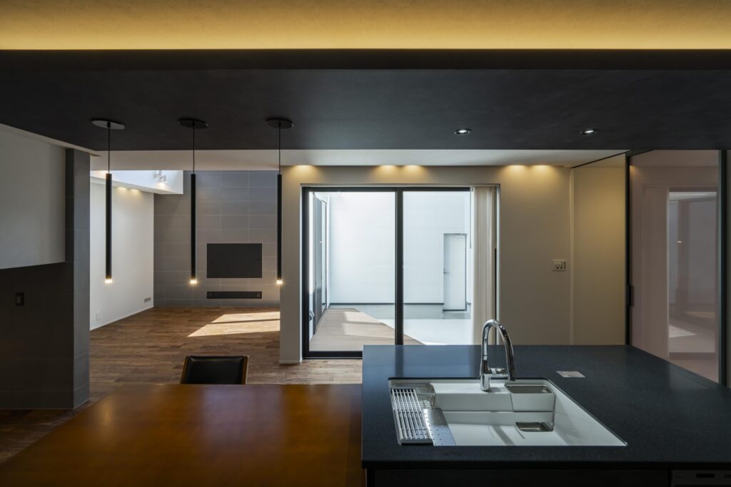 外へ視線が抜ける開放的なキッチン空間