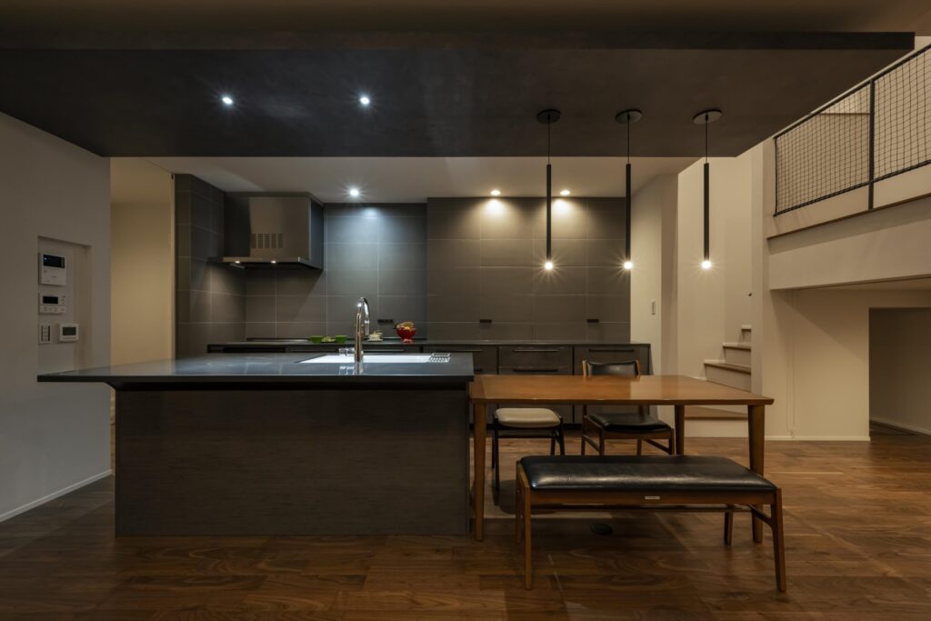 ダークトーンで統一されたキッチン