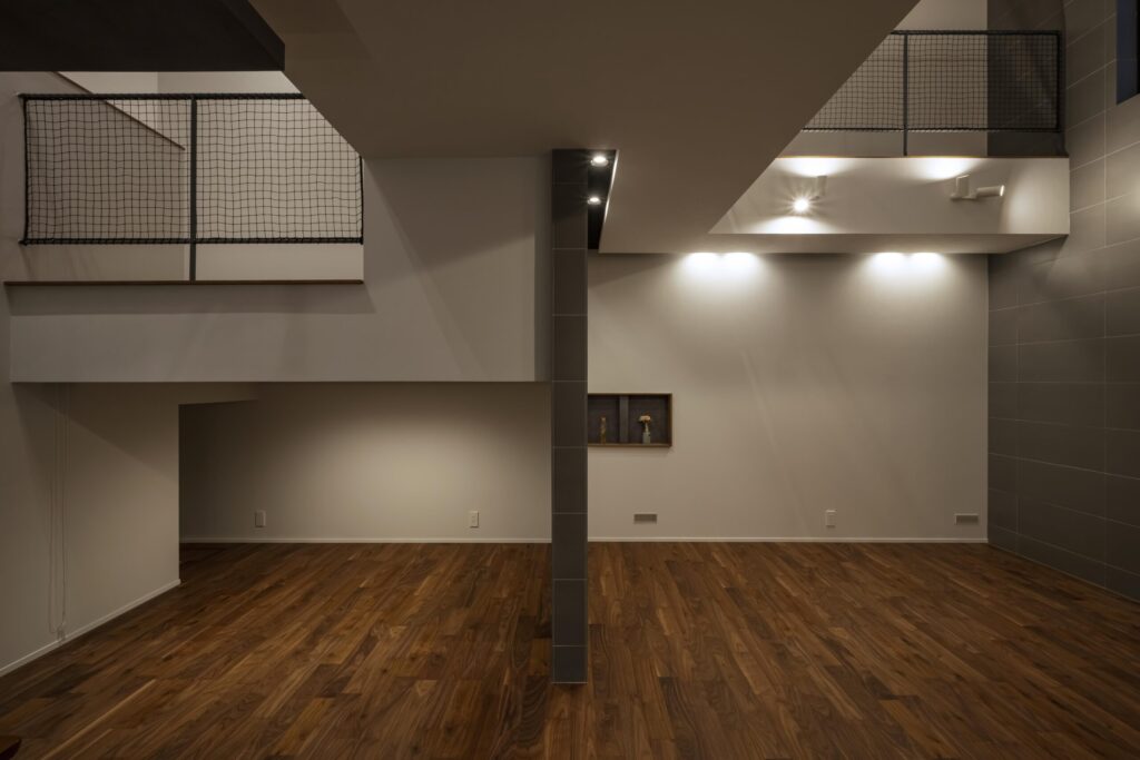 スキップフロアで上下がゆるやかにつながる室内空間