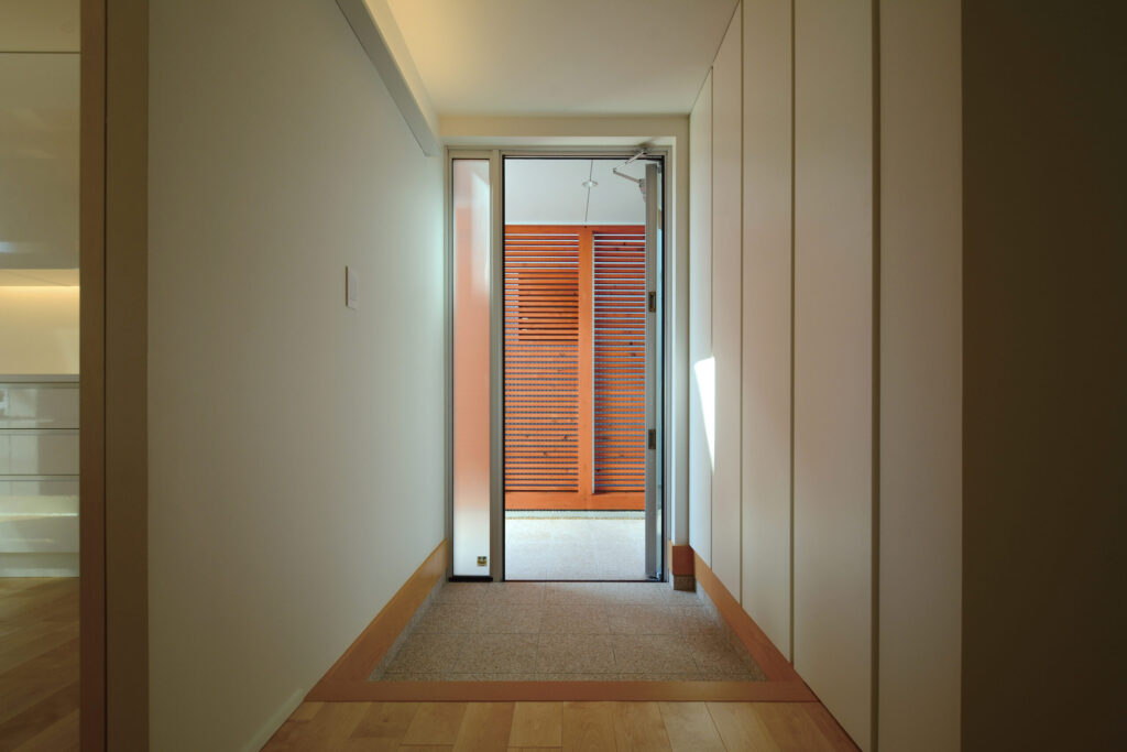 光が差し込むすっきりとした玄関ホール