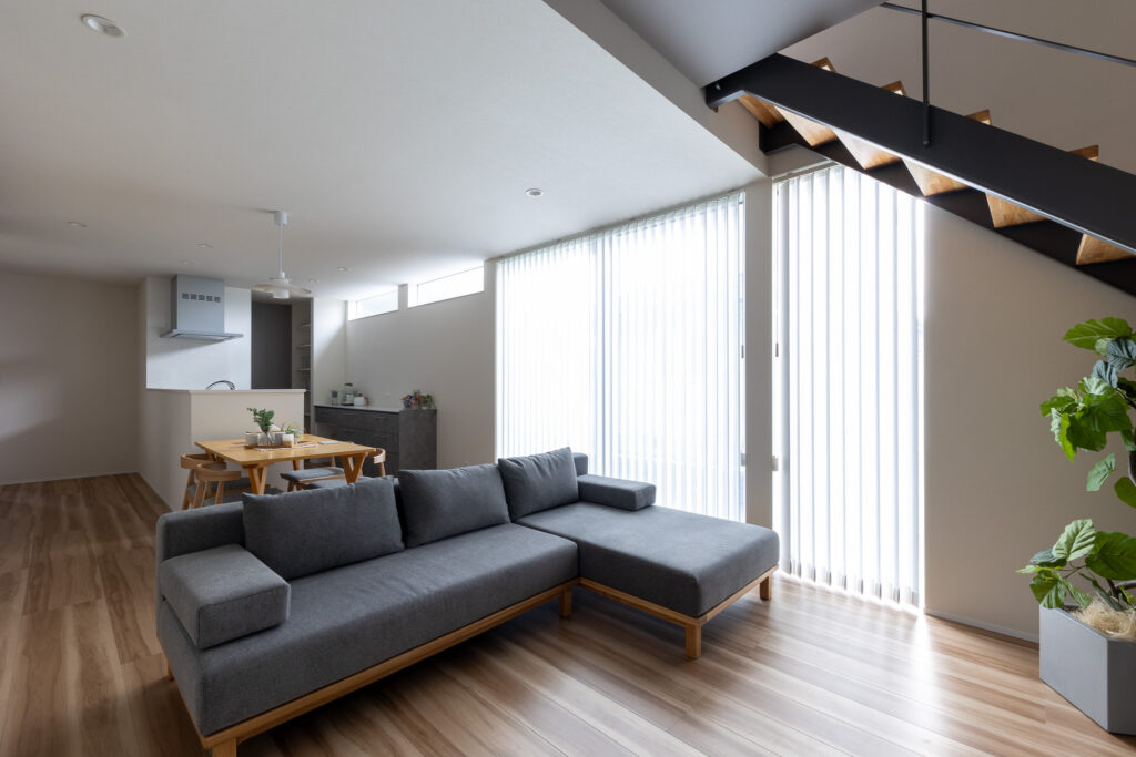 光が入り明るいリビング