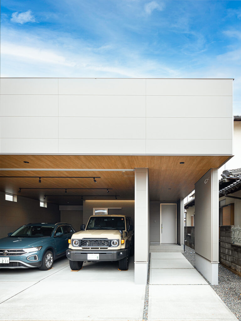 インナーガレージのあるモダンな外観