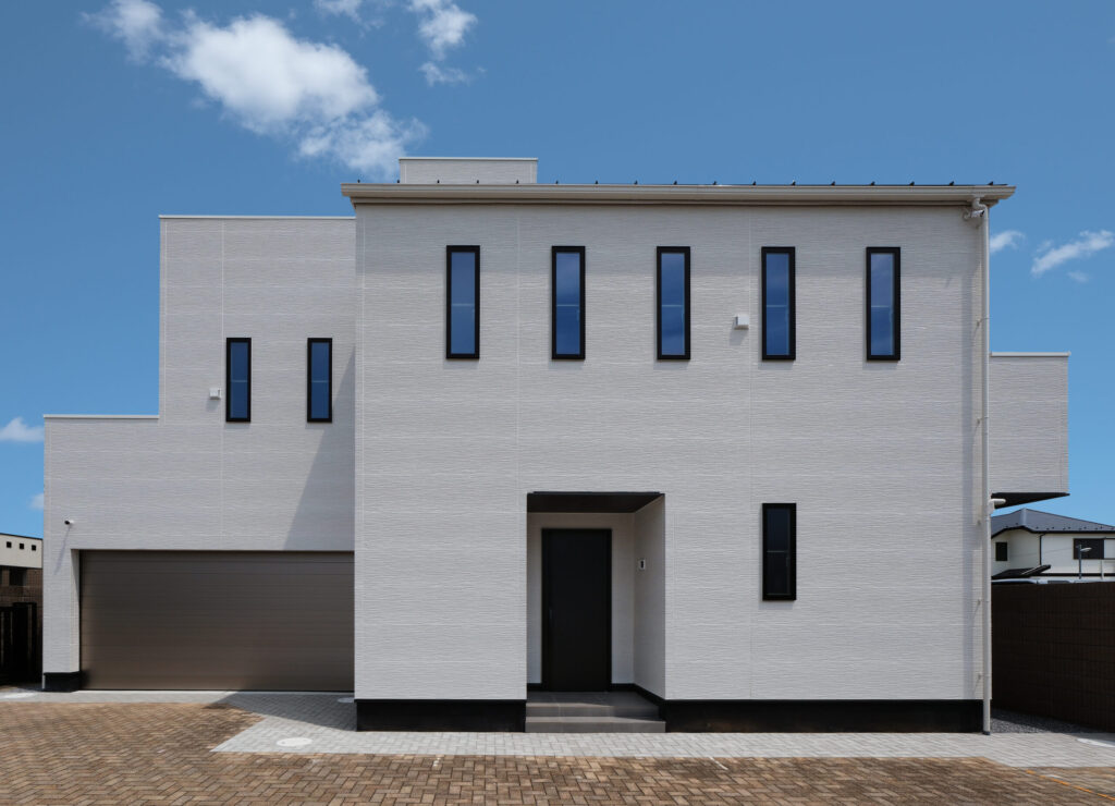 ホワイトとブラックが調和したモダンな外観