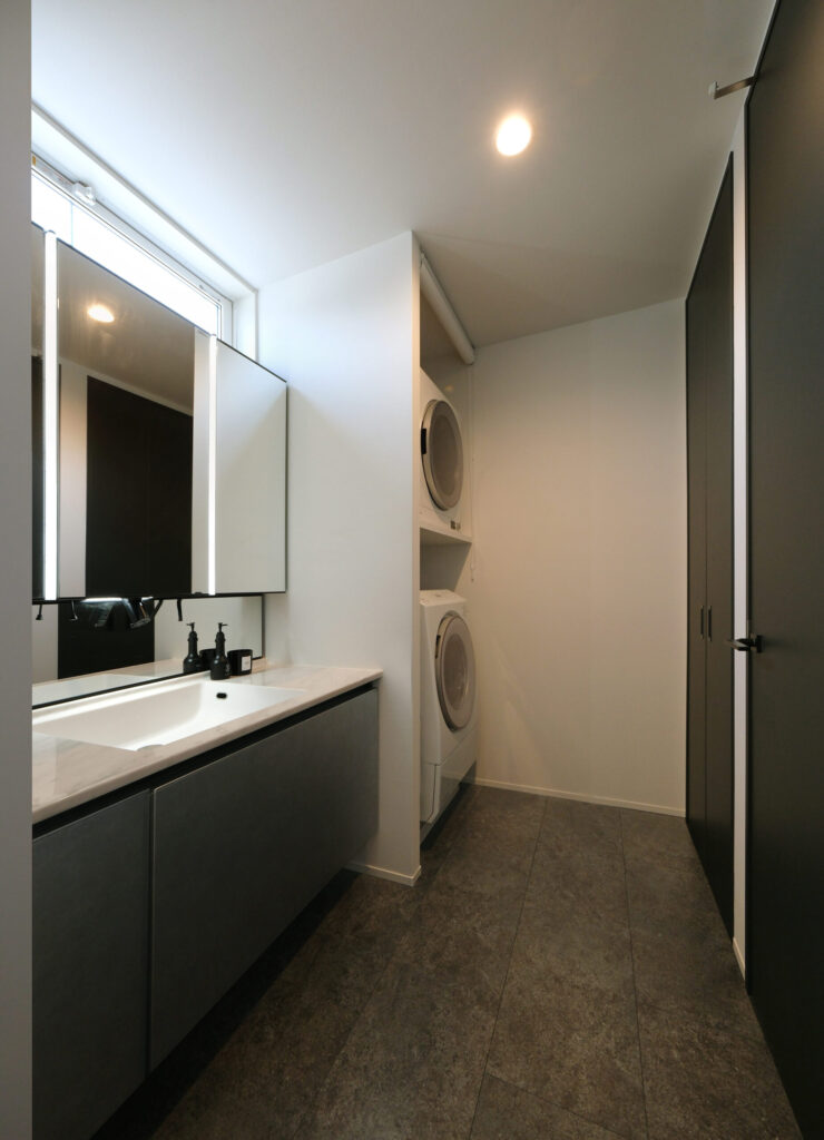 モノトーンで統一された洗面脱衣室