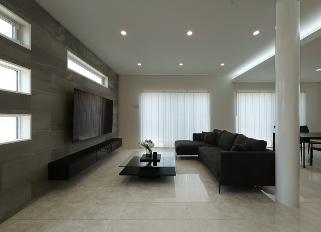 ガラスパーティション越しに広がるモダンなリビング空間